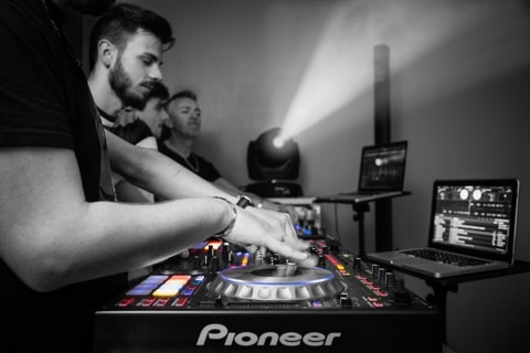 DJ