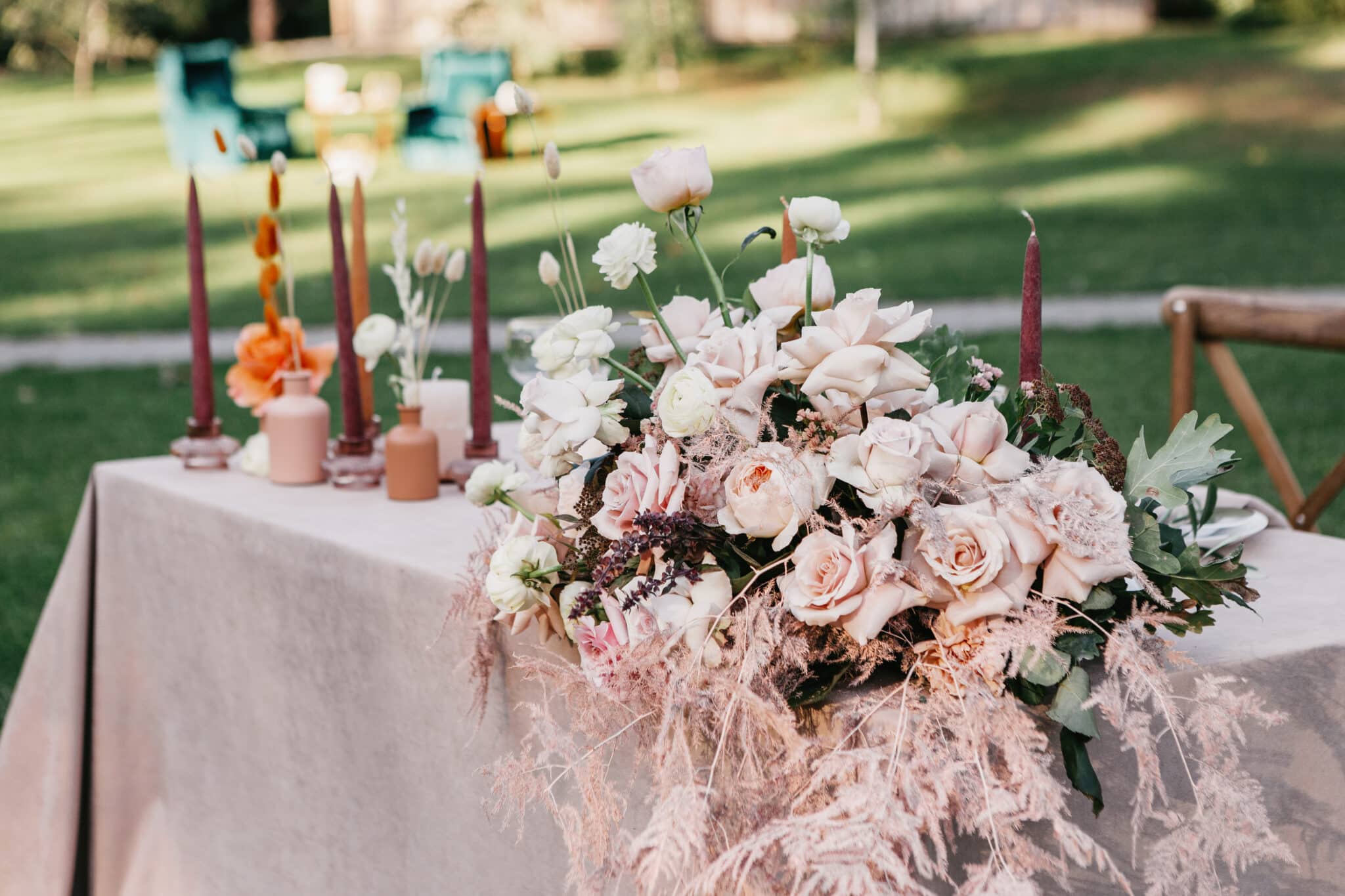wedding flowers on table dinner in summer