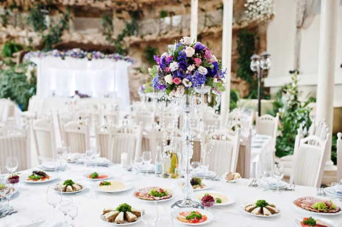 violet and purple flowers at awesome wedding table.