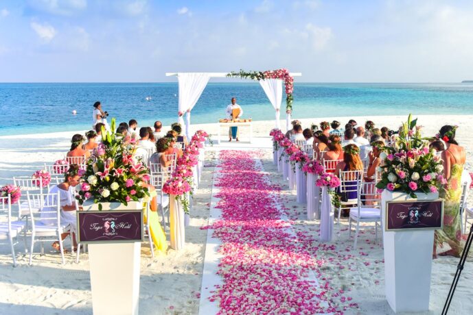ceremonie de mariage sur la plage pendant la journee