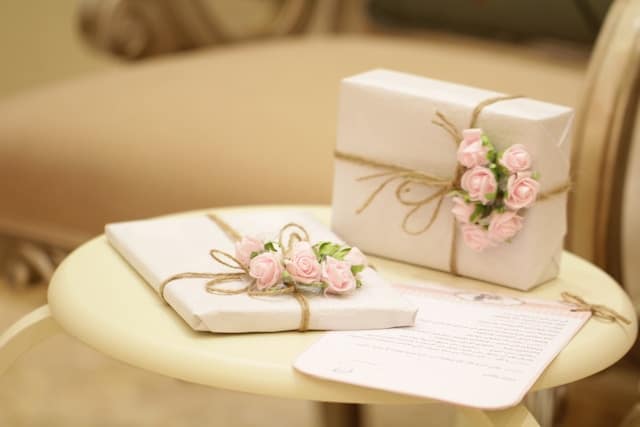 Cadeaux emballés avec roses sur table ronde